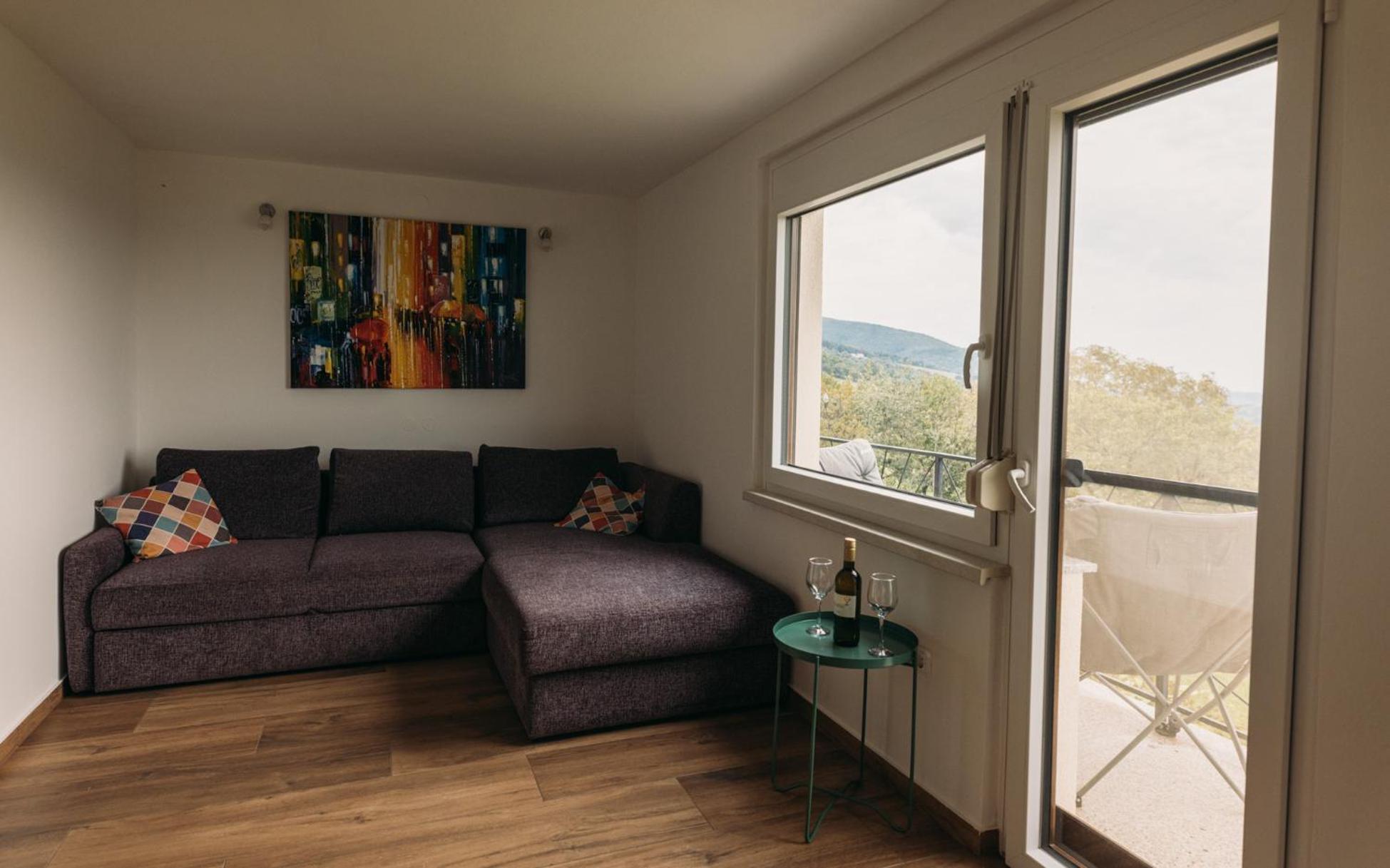 Apartma Hisa Na Ravnah With Hot Tub Pišece Eksteriør billede