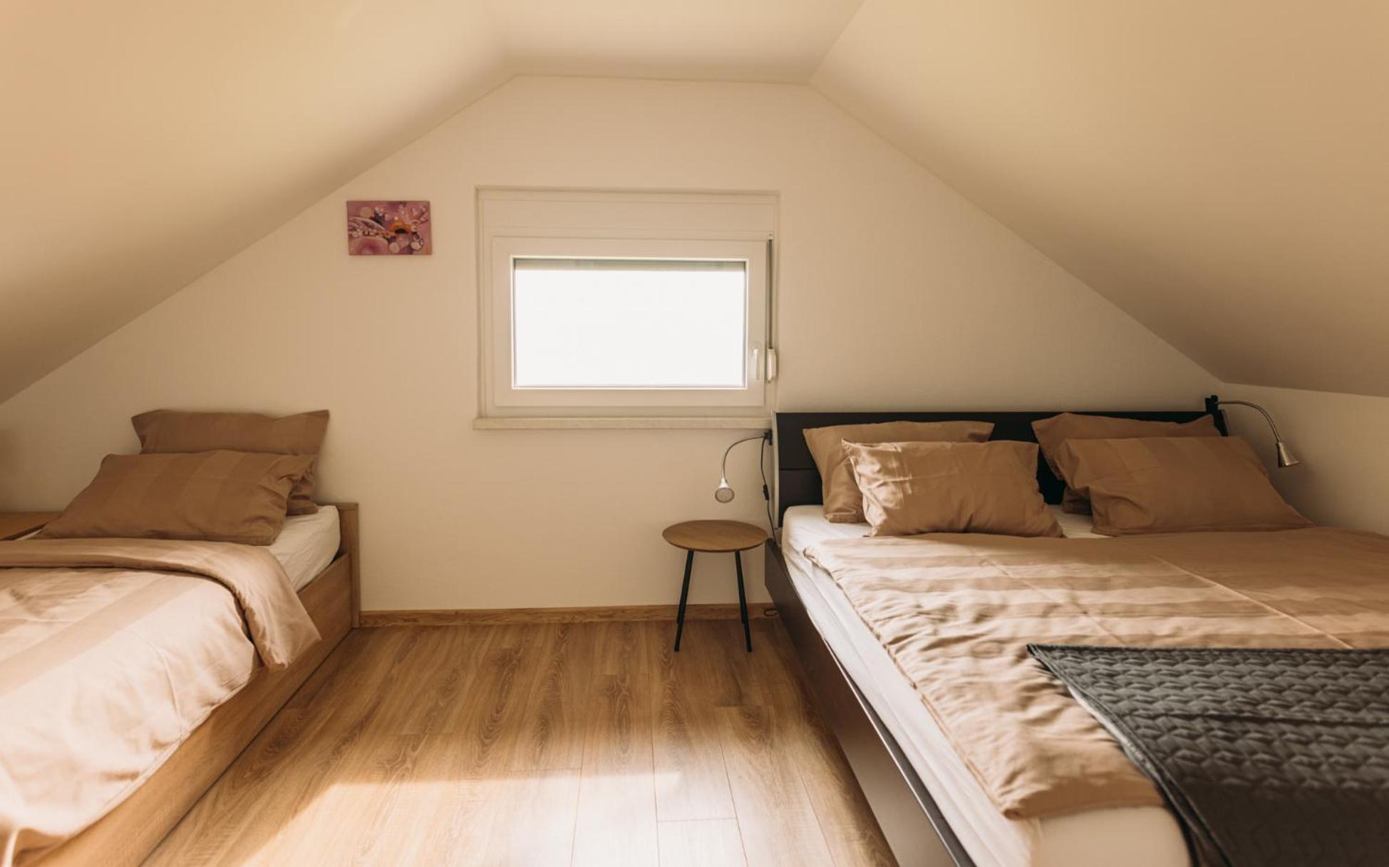 Apartma Hisa Na Ravnah With Hot Tub Pišece Eksteriør billede
