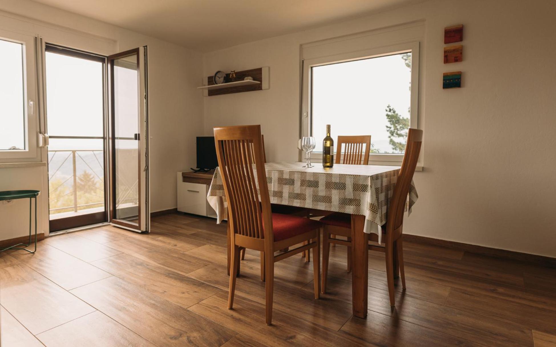Apartma Hisa Na Ravnah With Hot Tub Pišece Eksteriør billede