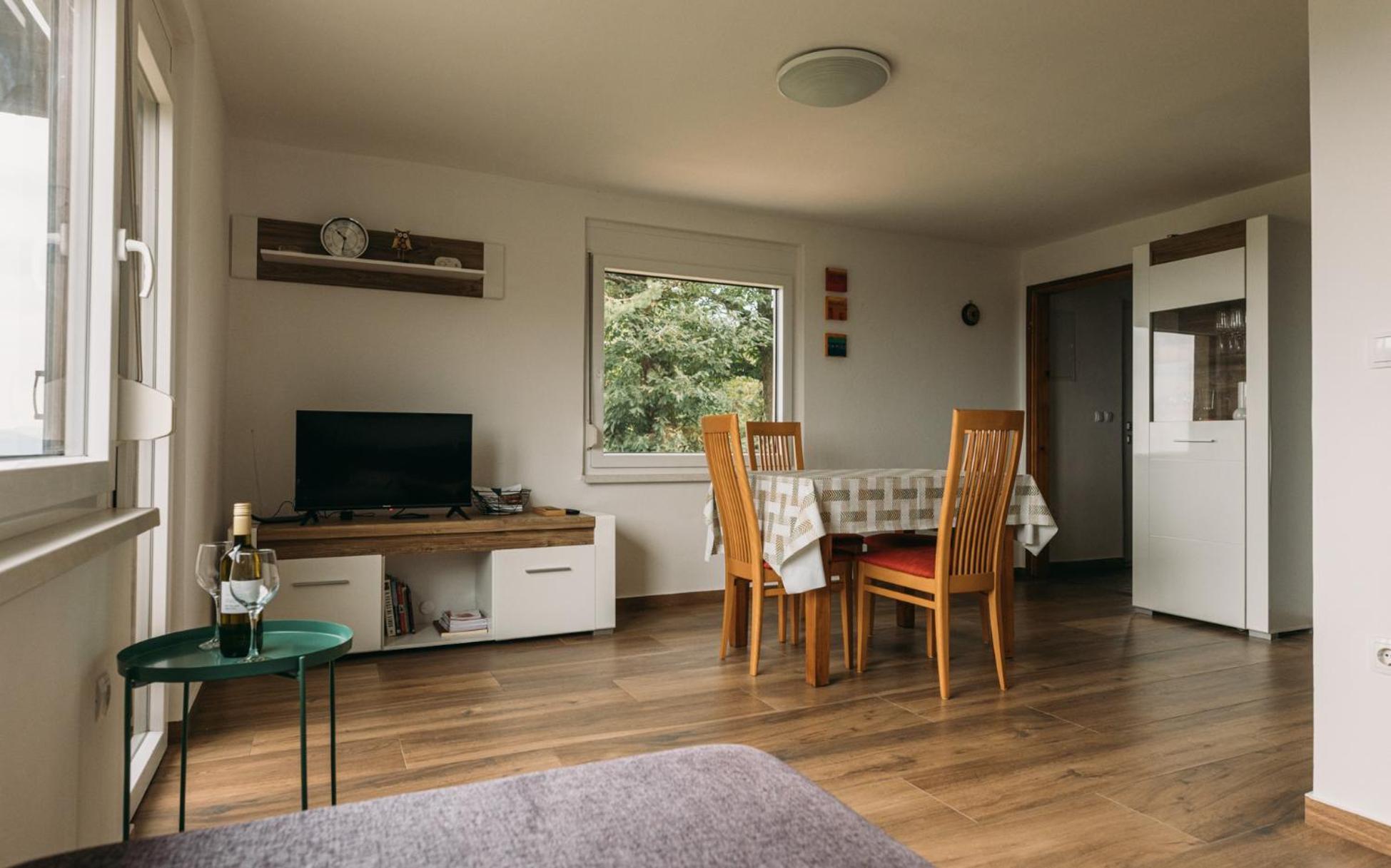 Apartma Hisa Na Ravnah With Hot Tub Pišece Eksteriør billede