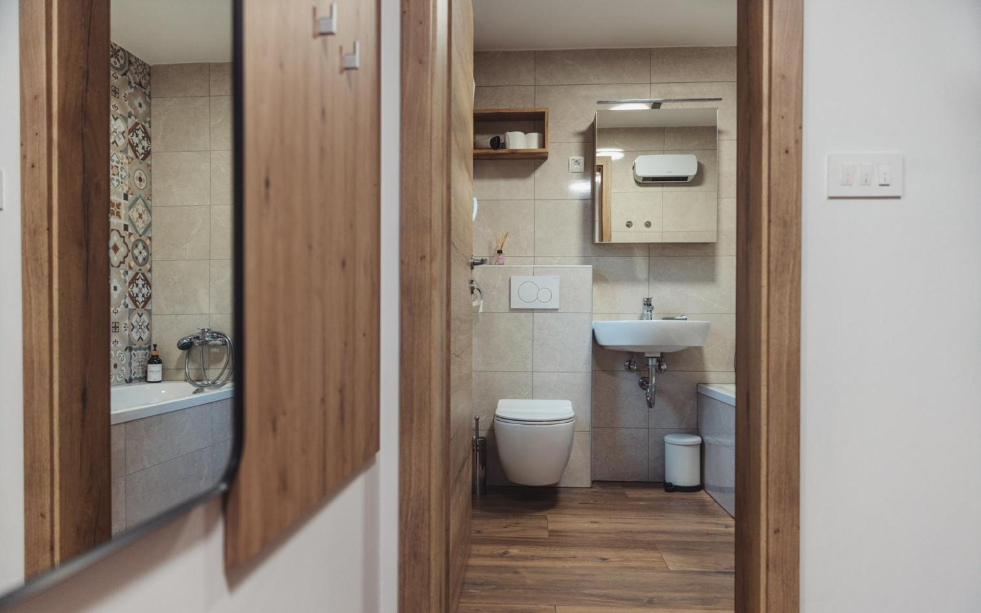 Apartma Hisa Na Ravnah With Hot Tub Pišece Eksteriør billede